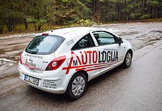 Vairavimo mokyklos &bdquo;Autologija&ldquo; specialistai moko kaip taisyklingai tempti automobilį lynu