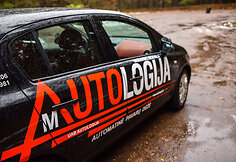 Vairavimo mokyklos &bdquo;Autologija&ldquo; specialistai moko kaip taisyklingai tempti automobilį lynu