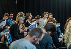 Miuziklo &bdquo;Rent&ldquo; repeticijos akimirka