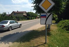 „Sveikinimas“ Valstybės dienos proga: vandalai Nemenčinę išmargino Rusijos vėliavomis