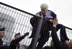 Pierre‘as Plissonnier, „Air France“ viceprezidentas, nuo darbuotojų bėgo padedamas policijos