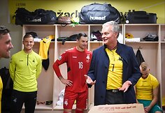 Gitanas Nausėda aplankė Lietuvos rinktinę drabužinėje