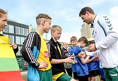 Jubiliejiniame vaikų globos namų turnyre &ndash; Lietuvos rinktinės futbolininkų dėmesys 