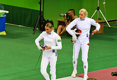 Laura Asadauskaitė-Zadneprovskienė ir Ieva Serapinaitė fechtavimosi rungtyje