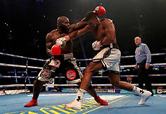 Anthony Joshua 10-ajame raunde įveikė Carlosą Takamą