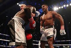 Anthony Joshua 10-ajame raunde įveikė Carlosą Takamą