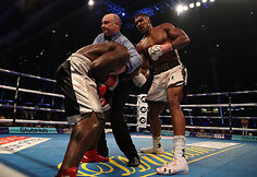 Anthony Joshua 10-ajame raunde įveikė Carlosą Takamą