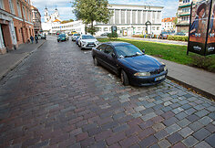 Sostinės Vokiečių gatvėje esantis apleistas automobilis