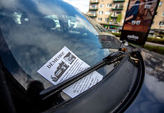 Sostinės Vokiečių gatvėje esantis apleistas automobilis
