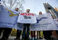 Žurnalistų ir jaunųjų politikų protestas prie&scaron; žiniasklaidos laisvių ribojimą