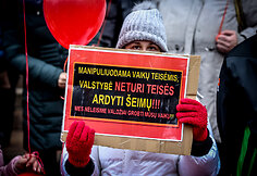 Vilniaus Nepriklausomybės aik&scaron;tėje susidūrė dviejų skirtingų mitingų dalyviai.