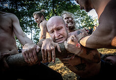 Vyrai tarpusavyje varžosi žaisdami rąstplė&scaron;į 