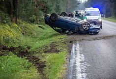 Kelyje Barčiai &ndash; Varėna nuo kelio nulėkė ir apvirto automobilis