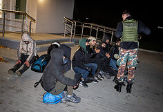 Marcinkonių kaime (Varėnos r.) prie parduotuvės sulaikyta 16 migrantų i&scaron; Irako 