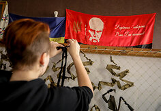 Charkovo (Ukraina) gyventojai kariams pina maskuojamus tinklus