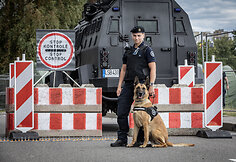 Vie&scaron;ojo saugumo tarnybos operatyvaus reagavimo kontratakos komanda (ORKA) saugo įvažiavimą į NATO vir&scaron;ūnių susitikimo renginio vietą Vilniaus Litexpo parodų centre