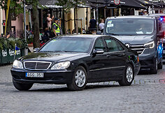 &Scaron;arvuotas Mercedes, kuriuo NATO vir&scaron;ūnių susitikimo metu buvo vežiojamas Ukrainos prezidentas Volodymyras Zelenskis