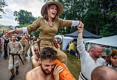 Festivalio &bdquo;Mėnuo juodaragis&ldquo; metu žaidžiamas rąstplė&scaron;is &ndash; senasis lietuvių jėgos žaidimas 