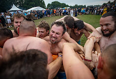 Festivalio &bdquo;Mėnuo juodaragis&ldquo; metu žaidžiamas rąstplė&scaron;is &ndash; senasis lietuvių jėgos žaidimas 