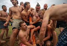 Festivalio &bdquo;Mėnuo juodaragis&ldquo; metu žaidžiamas rąstplė&scaron;is &ndash; senasis lietuvių jėgos žaidimas 