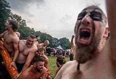 Festivalio &bdquo;Mėnuo juodaragis&ldquo; metu žaidžiamas rąstplė&scaron;is &ndash; senasis lietuvių jėgos žaidimas 