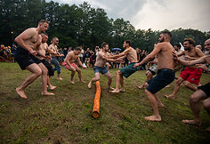 Festivalio &bdquo;Mėnuo juodaragis&ldquo; metu žaidžiamas rąstplė&scaron;is &ndash; senasis lietuvių jėgos žaidimas 