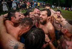 Festivalio &bdquo;Mėnuo juodaragis&ldquo; metu žaidžiamas rąstplė&scaron;is &ndash; senasis lietuvių jėgos žaidimas 