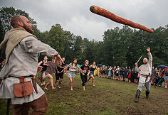 Festivalio &bdquo;Mėnuo juodaragis&ldquo; metu žaidžiamas rąstplė&scaron;is &ndash; senasis lietuvių jėgos žaidimas 
