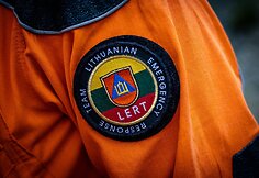 LERT komandos kinologai ir gelbėtojai treniruojasi po griuvėsiais ie&scaron;koti i&scaron;gyvenusių žmonių