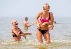 Pajūryje poilsiautojai vėsinosi jūros vandeniu