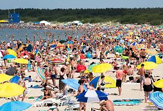Pajūryje poilsiautojai vėsinosi jūros vandeniu