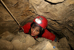 Speleologė tyrinėja urvą Ispanijoje
