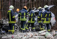 Gelbėtojai traukia avarijoje žuvusio vyri&scaron;kio kūną