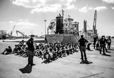 Augusta uoste (Sicilija) i&scaron; laivo i&scaron;laipinami Viduržemio jūroje i&scaron;gelbėti migrantai