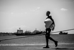 Augusta uoste (Sicilija) i&scaron; laivo i&scaron;laipinami Viduržemio jūroje i&scaron;gelbėti migrantai