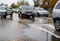 Automobilis „Opel“ partrenkė moterį