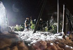 Ugniagesiai Utenoje gesina degančias padangas