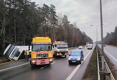 Ties Rumšiškėmis nuo kelio nuvažiavo vilkikas
