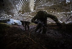 Vaidoto bataliono kariai įveikia kliūčių ruožą