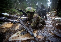 Vaidoto bataliono kariai įveikia kliūčių ruožą