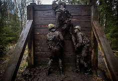 Vaidoto bataliono kariai įveikia kliūčių ruožą