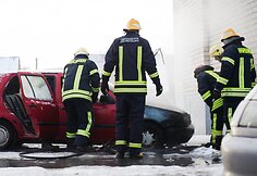 Šakiuose prie Jaunystės gatvės daugiabučio užsidegė "VW Golf" automobilis