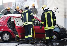 Šakiuose prie Jaunystės gatvės daugiabučio užsidegė "VW Golf" automobilis
