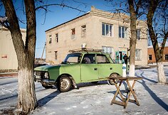 Ant automoblio stogo pastatytas parduodamas pieno butelis - taip vietiniai nors kiek bando prisidurti prie skurdaus gyvenimo