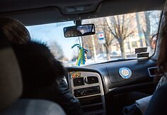 Oksanos automobilyje kabanti Ukrainos vėliavėlė