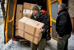 Jonas Ohmanas  perduoda paramą Ukrainos žmonėms