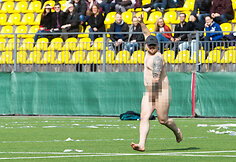 Per varžybas nuogas sirgalius i&scaron;bėgo į LFF stadioną 