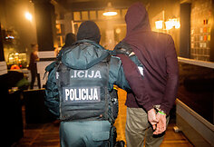Policijos reidas Vilniaus naktiniame bare ie&scaron;kant narkotikų