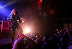 &bdquo;Arch Enemy&ldquo; koncerto akimirka
