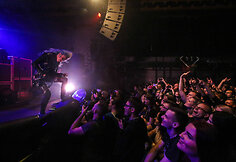 &bdquo;Arch Enemy&ldquo; koncerto akimirka